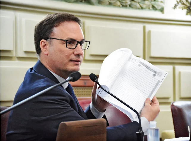 El senador Lisandro Enrico (UCR) criticó la falta de obras viales en Rosario y General López.
