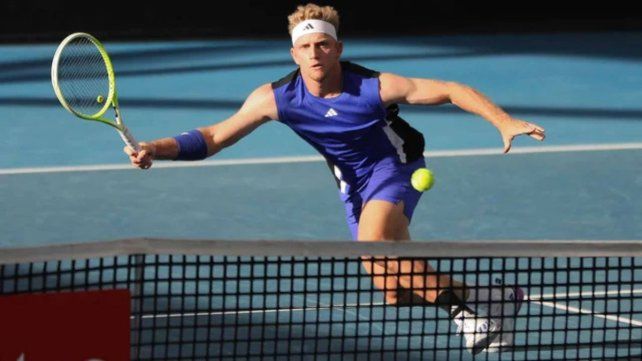 Davidovich Fokina remontó y venció a Džumhur en maratónica batalla de Roland Garros