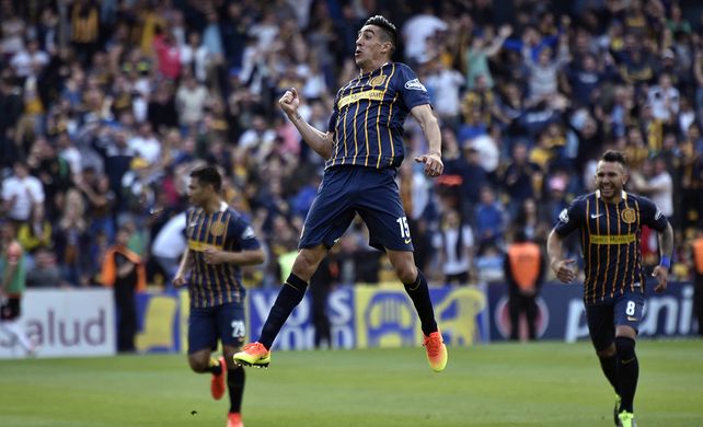 Con el puño apretado. El uruguayo Camacho clavó un misil en el segundo gol auriazul. Ayer debutó de titular.