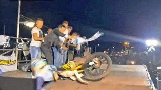 El intendente de la localidad santafesina de Pérez cayó de una tarima porque lo chocó una moto