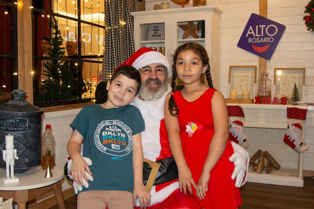 Martín Díaz. Papá Noel y Jazmín Ruíz
