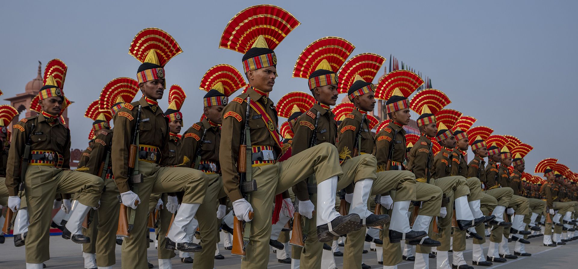 Nuevos reclutas de la Fuerza de Seguridad Fronteriza de la India (BSF) participan en su ceremonia del desfile de graduación en Humhama, en las afueras de Srinagar, Cachemira controlada por la India, el jueves 9 de noviembre de 2023. (Foto AP/Dar Yasin) Nuevos reclutas de la Fuerza de Seguridad Fronteriza de la India (BSF) participan en su ceremonia del desfile de graduación en Humhama, en las afueras de Srinagar, Cachemira controlada por la India, el jueves 9 de noviembre de 2023. (Foto AP/Dar Yasin)