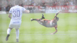 La pirueta notable de Pablo Pérez para anotar ante Godoy Cruz.