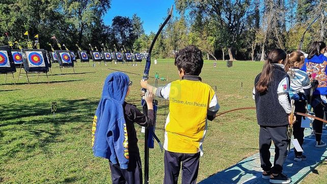 Competencia. Santino se sumó al deporte del arco y flecha con su papá Miltón