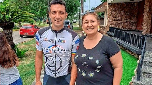 Lionel Scaloni anduvo en bici y fue saludado por sus vecinos de Pujato.