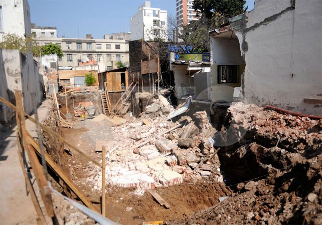 Tragedia con suerte. Al momento del desplome los inquilinos no estaban y los obreros habían terminado / Foto: Juan Manuel Baialardo - Uno Santa Fe
