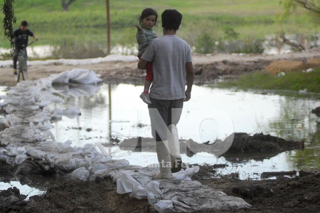Mientras el Paraná baja, las familias vuelven a sus casas