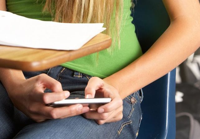 Prohibir celulares, la nueva propuesta para mejorar el rendimiento escolar