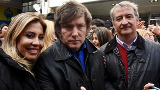 Javier Milei en Rosario, flanqueado por Romina Diez y Nicolás Mayoraz, precandidatos a diputado nacional por La Libertad Avanza en Santa Fe.