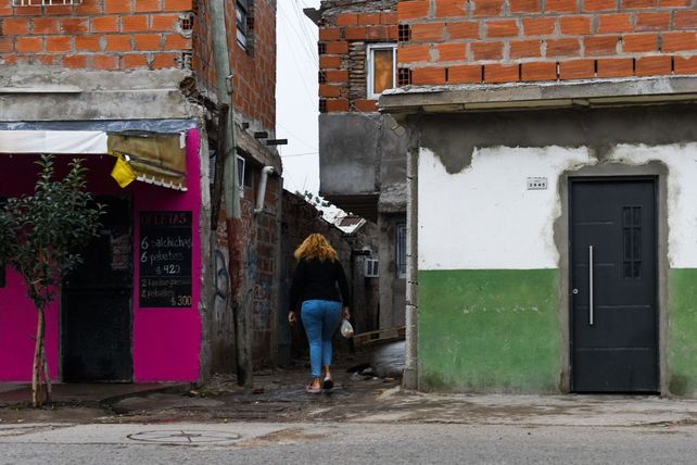 Temor y silencio en el barrio donde una mujer fue asesinada a balazos luego de bajar de un remis