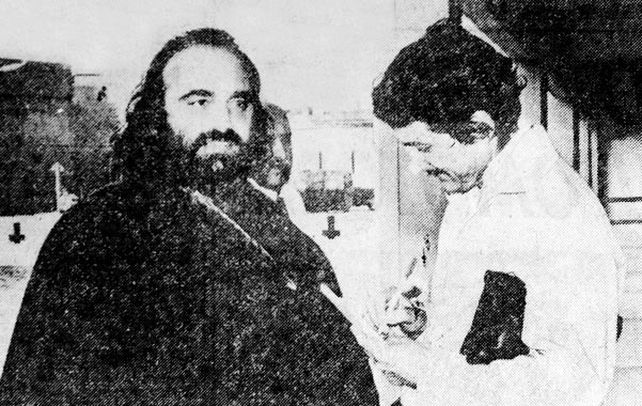 1978. El artista egipcio junto al cronista de La Capital el 30 de septiembre. Atrás