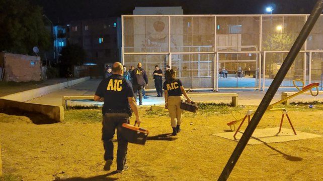 Personal de AIC trabajando en el lugar del crimen.