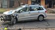 Violento choque entre un auto y una moto en avenida General Paz: tres personas fueron hospitalizadas
