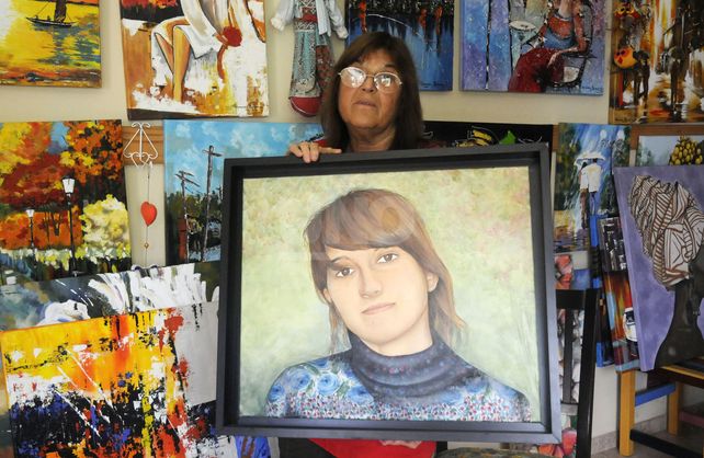 Graciela Brondino junto a la pintura de su hija Marianela.&nbsp;