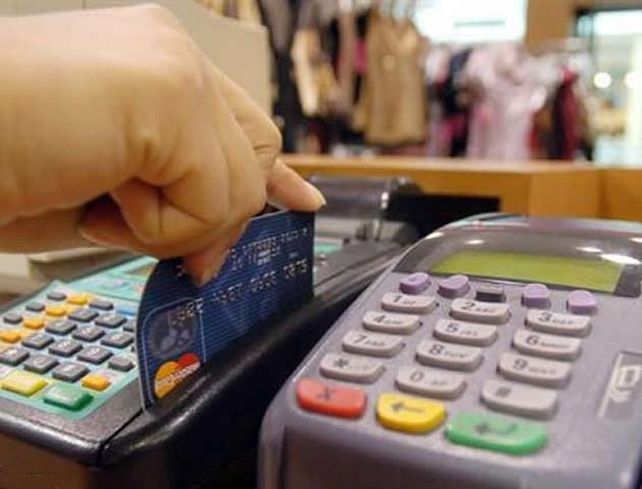 No puede ser más costoso pagar con plástico porque está prohibido