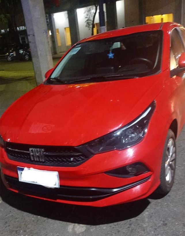 El Fiat Cronos con el que se desplazaban los tres delincuentes había sido robado días antes en la provincia de Córdoba.