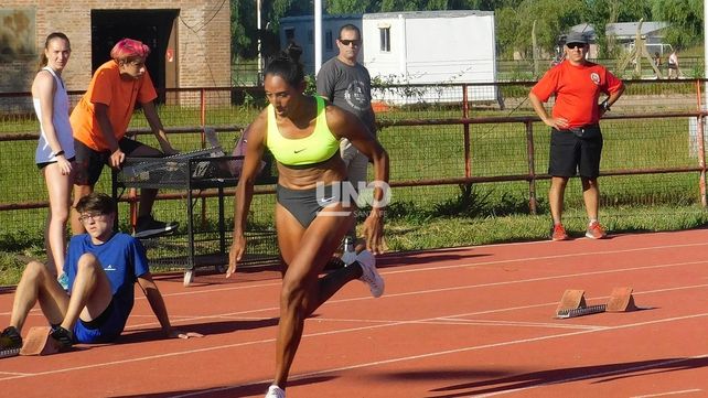 La santafesina Aldana Garibaldi cumplió una destacada actuación en el salto con garrocha.