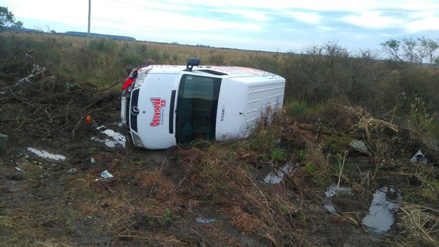 Perdió el control de la camioneta y volcó en la ruta provincial 2