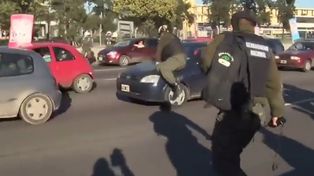 Un gendarme simuló ser atropellado y se arrojó sobre un auto en Panamericana