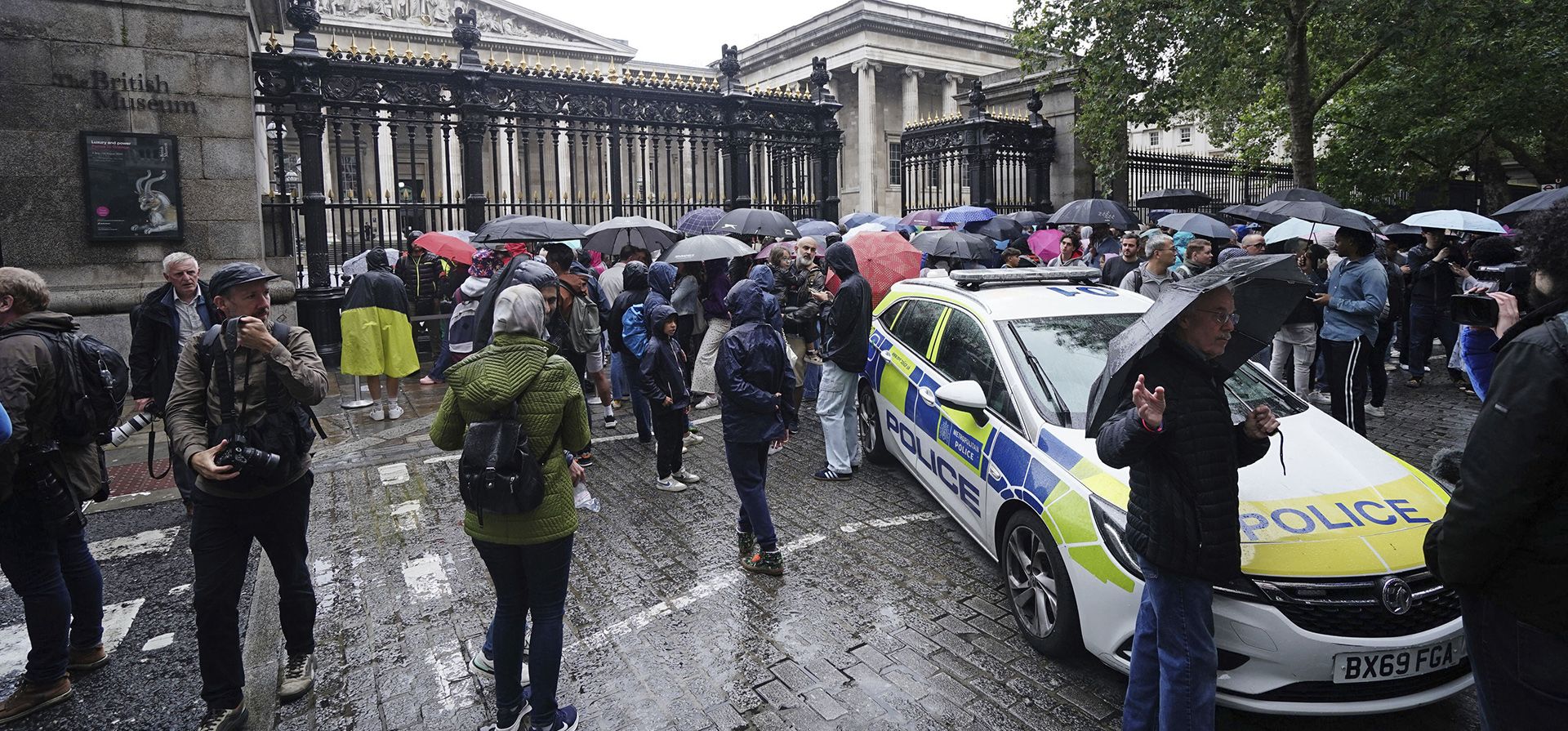 Un vehículo policial y transeúntes afuera del Museo Británico después de un incidente, en Londres, el martes 8 de agosto de 2023. La policía de Londres dice que arrestó a un hombre sospechoso de apuñalar a otro cerca del Museo Británico (Jordan Pettitt/PA vía AP) Un vehículo policial y transeúntes afuera del Museo Británico después de un incidente, en Londres, el martes 8 de agosto de 2023. La policía de Londres dice que arrestó a un hombre sospechoso de apuñalar a otro cerca del Museo Británico (Jordan Pettitt/PA vía AP)