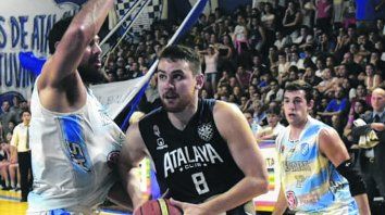 Al ataque. Maxi Yanson encara hacia el aro de Regatas. Con su aporte no alcanzó. Al ataque. Maxi Yanson encara hacia el aro de Regatas. Con su aporte no alcanzó.