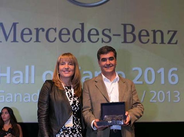 Premio. Avila entregó a Mercedez-Benz el galardón por ingresar a Hall of Fame.