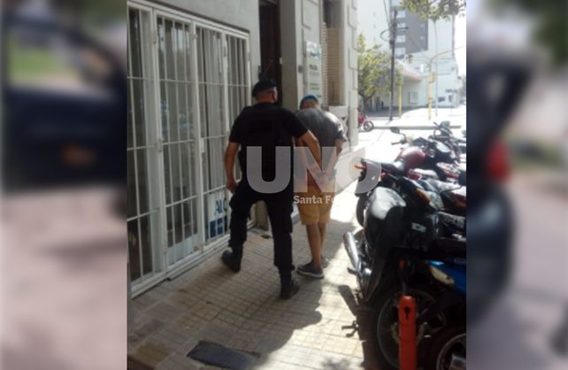 En pleno macrocentro un joven de 18 años le robó el auto a una mujer