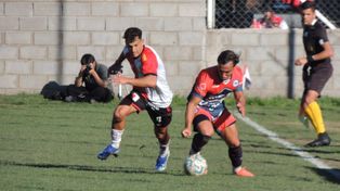 Para adelante. Facundo Marín encara a su marcador. Córdoba dio el primer paso para avanzar de ronda.