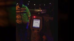 Un automovilista borracho evadió un control y atropelló a una policía