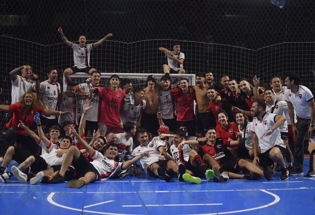 El festejo interminable del plantel de Newell's de futsal.