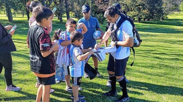 La gente aprovechó para sacarse fotos con el campeón del mundo.