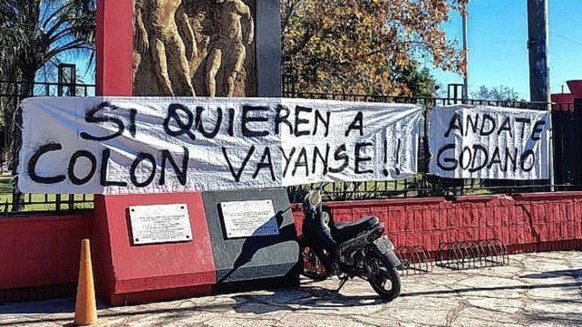 Clima pesado: banderas amenazantes contra la dirigencia de Colón Clima pesado: banderas amenazantes contra la dirigencia de Colón
