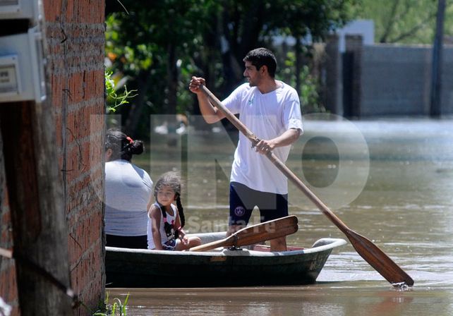Es muy común ver a las canoas llevar y traer a los vecinos y sus familias a zonas más altas.