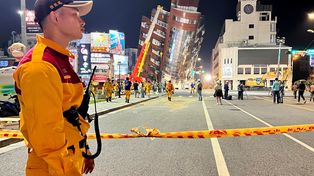 Rescatistas se desplegaron este miércoles en torno a un edificio que quedó inclinado en Hualien, la ciudad más castigada, ubicada en la zona este de Taiwán.