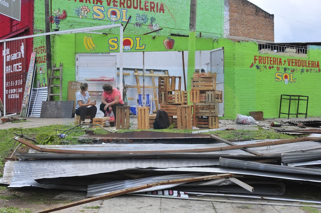 Sin Techo. La verdulería ubicada en calla Provincias Unidas y Artigas se quedó sin techo. La estructura debajo de la cual funcionaba el comercio fue arrancado de cuajo por el viento.&nbsp;