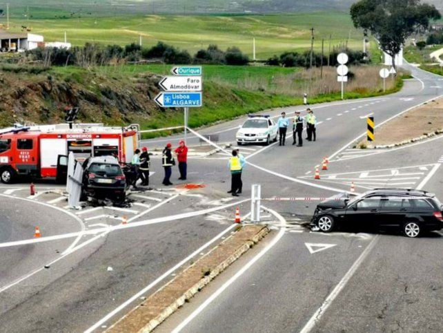 Castro Verde. El veh&iacute;culo de las v&iacute;ctimas gir&oacute; en un cruce de rutas y fue embestido por otro.