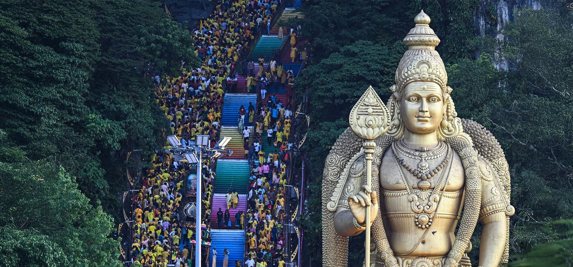 Los hindúes suben los 272 escalones hasta el templo de las cuevas de Batu para hacer ofrendas durante el festival Thaipusam, Kuala Lumpur, Malasia. Fotografía: Mohd Rasfan/AFP/Getty Images Los hindúes suben los 272 escalones hasta el templo de las cuevas de Batu para hacer ofrendas durante el festival Thaipusam, Kuala Lumpur, Malasia. Fotografía: Mohd Rasfan/AFP/Getty Images
