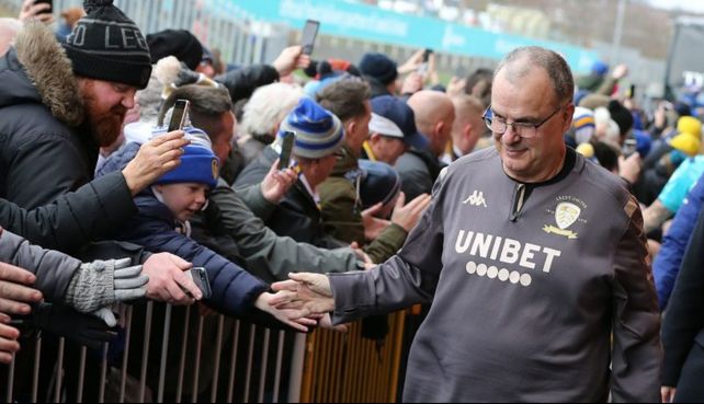 El Loco Bielsa rodeado del afecto de los hinchas durante su estadía en Leeds.