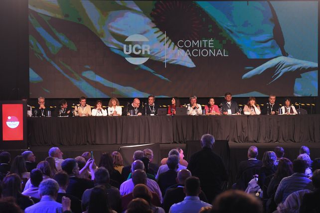 La mesa de la convención nacional de la Unión Cívica Radical