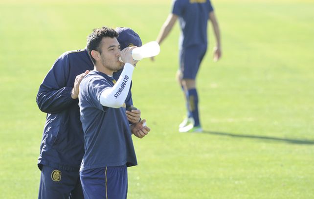 Nery Domínguez regresará al primer equipo canalla tras cumplir una fecha de suspensión.
