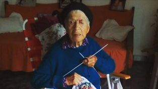 Maruca tiene 102 años y cumple el aislamiento tejiendo para regalar