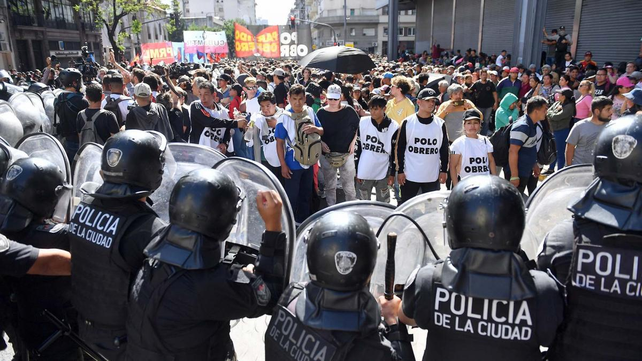Las organizaciones sociales marcharon sin cortar la avenida 9 de Julio.