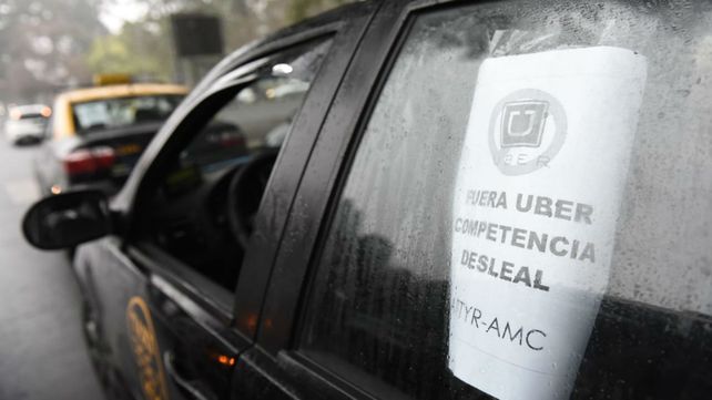 Los taxistas marcharon en caravana hacia el Monumento contra la llegada de Uber