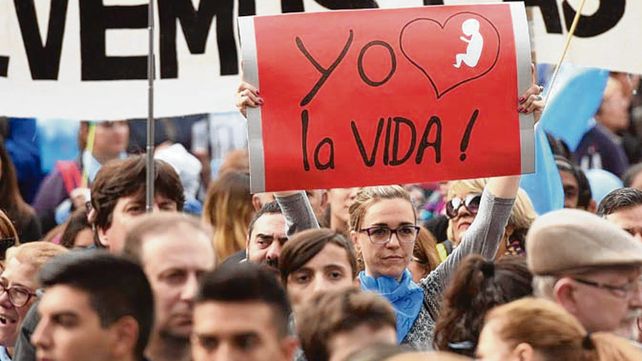 A favor de la vida. Muchos carteles con claros mensajes en la marcha.