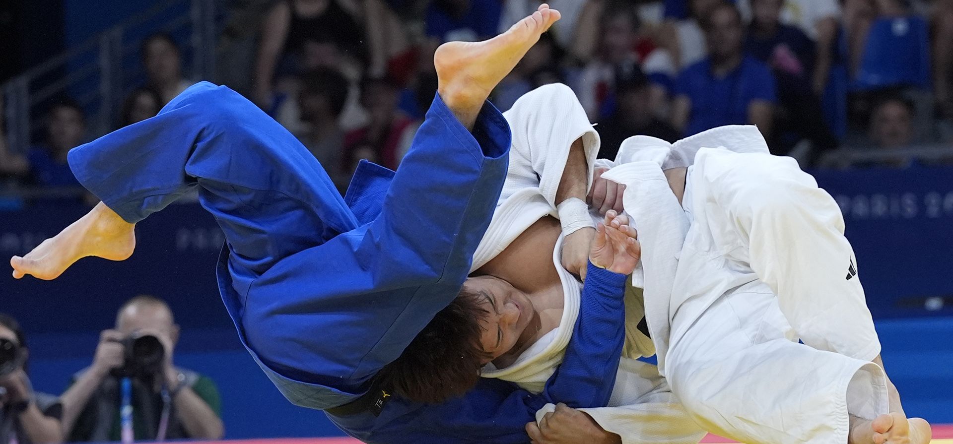 Joonhwan Lee, de Corea del Sur, y Sharofiddin Boltaboev, de Uzbekistán, compiten durante su partido de cuartos de final de judo por equipos en la categoría de -81 kg en el Champ-de-Mars Arena durante los Juegos Olímpicos de Verano de 2024, el martes 30 de julio de 2024, en París, Francia. (Foto AP/Eugene Hoshiko) Joonhwan Lee, de Corea del Sur, y Sharofiddin Boltaboev, de Uzbekistán, compiten durante su partido de cuartos de final de judo por equipos en la categoría de -81 kg en el Champ-de-Mars Arena durante los Juegos Olímpicos de Verano de 2024, el martes 30 de julio de 2024, en París, Francia. (Foto AP/Eugene Hoshiko)