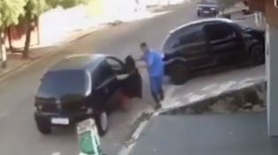 Video viral: un cúmulo de faltas y distracciones generaron un insólito choque en la vía pública