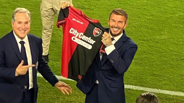 David Beckham exhibe la camiseta de Newells que le entregaron durante el partido que marcó el debut de Lionel Messi en Inter Miami.
