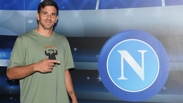 Giovanni Simeone llega al Napoli y recibe la bienvenida oficial del club