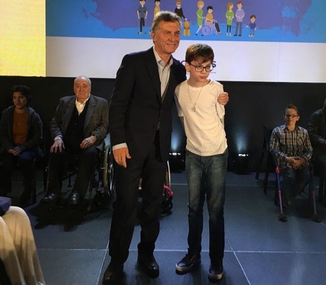 Santino conoció al presidente Mauricio Macri en la presentación del Plan Nacional de Discapacidad. Se sacó una foto y estrechó su mano.