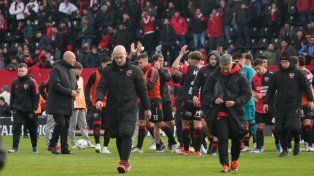 El Gallego Méndez se retira del Coloso, acompañado por uno de sus colaboradores, Adrián González, tras el 0 a 0 de Newells y Belgrano.